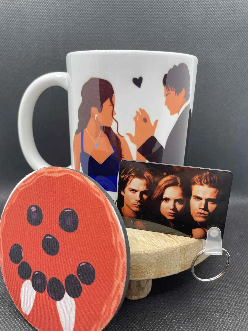 🎁 Coffret Mug – Mug + Porte-clés + Dessous de Tasse – The Vampire Diaries 🩸🖤